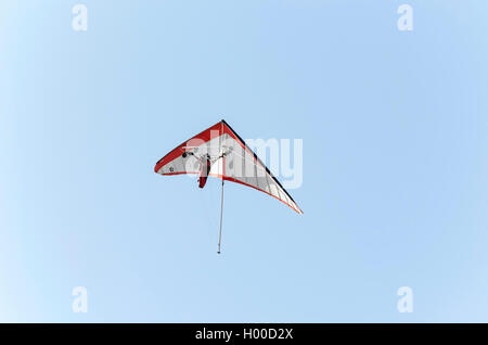 Sommerurlaub. Paar in der hand fliegen Gleitschirm, über den Strand von Castellon De La Plana (Spanien). Sonniger Tag mit blauem Himmel. Stockfoto