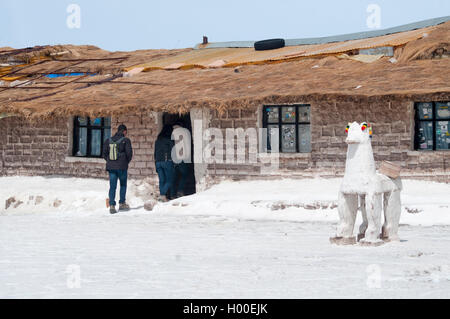 Betreten des ehemaligen Salz Hotels in Playa Blanca auf der Salar de Uyuni, Südwesten Boliviens Stockfoto