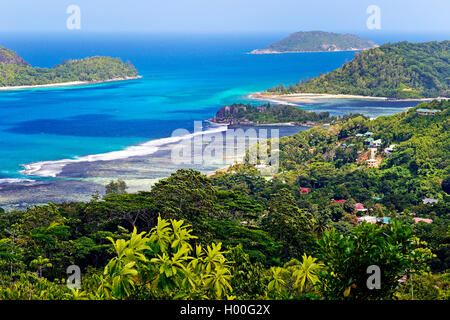 Blick auf den Strand und die Bucht von Port Glaud, Seychellen, Mahe Stockfoto