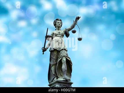 Statue Dame Justiz der Brunnen der Gerechtigkeit auf dem Roemerberg, Deutschland, Hessen, Frankfurt am Main Stockfoto