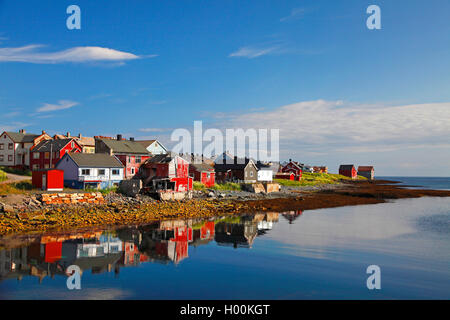 Fisherman's Cottages im Meer, Norwegen widerspiegelt, Varanger Halbinsel, Vardo Stockfoto