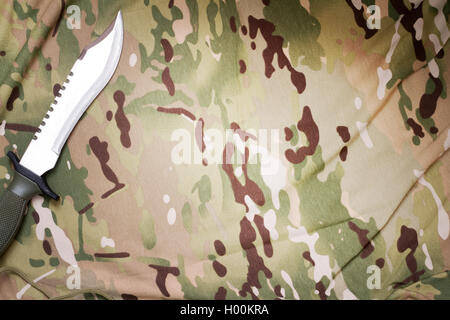 Bekämpfung von Messer und Schuhe auf militärische Tarnung Stoff Hintergrund closeup Stockfoto