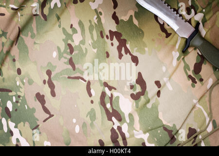 Bekämpfung von Messer und Schuhe auf militärische Tarnung Stoff Hintergrund closeup Stockfoto