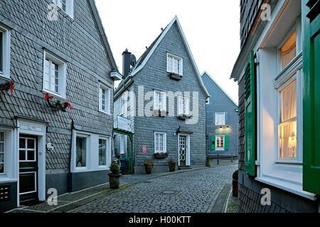 Altstadt von gräfrath mit Schiefergedeckten Fachwerkhäusern, Deutschland, Nordrhein-Westfalen, Bergisches Land, Solingen Stockfoto