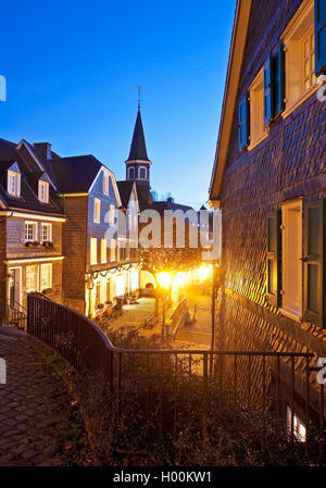 Altstadt und der Evangelischen Kirche von gräfrath am Abend, Deutschland, Nordrhein-Westfalen, Bergisches Land, Solingen Stockfoto