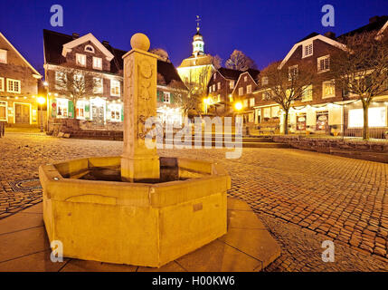 Historische Brunnen auf dem Marktplatz Kloster und Kirche in der Altstadt von gräfrath am Abend, Deutschland, Nordrhein-Westfalen, Bergisches Land, Solingen Stockfoto