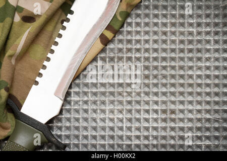 Bekämpfung von Messer und Schuhe auf militärische Tarnung Stoff Hintergrund closeup Stockfoto