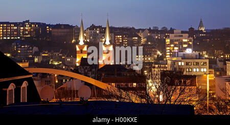 Blick über den Ort mit Kirche Laurentiuskirche am Abend, Deutschland, Nordrhein-Westfalen, Bergisches Land, Wuppertal Stockfoto