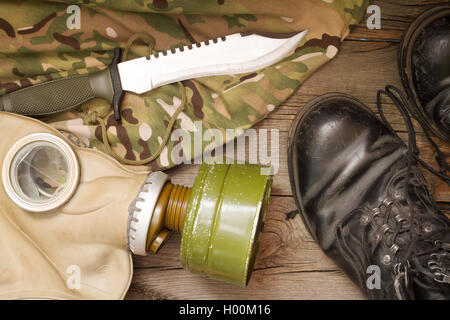 Bekämpfung von Messer und Schuhe auf militärische Tarnung Stoff Hintergrund closeup Stockfoto