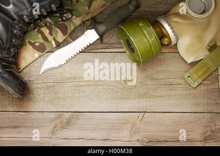 Bekämpfung von Messer und Schuhe auf militärische Tarnung Stoff Hintergrund closeup Stockfoto