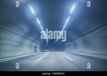 leere Tunnel, blau getönten Bild. Stockfoto