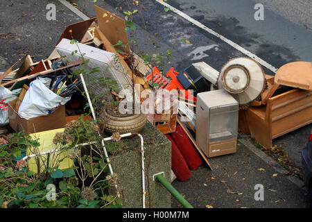 Sperrmüll am Straßenrand, Deutschland Stockfoto