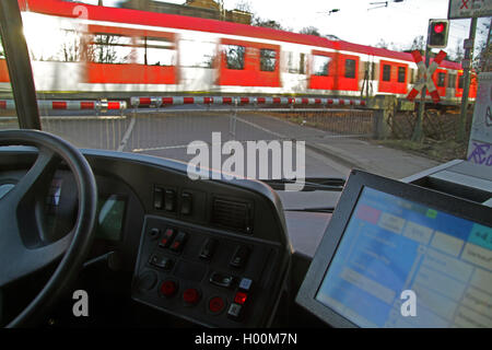 Bus vor einem Bahnübergang warten, Deutschland Stockfoto