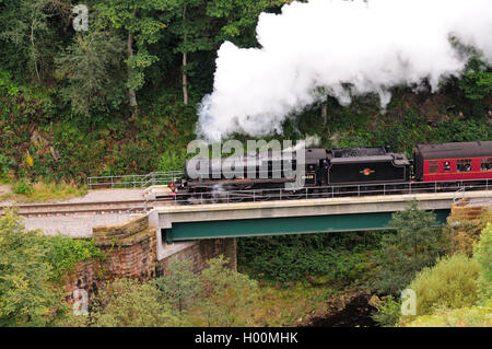 Dampfzug auf der North Yorkshire Moors Railway, überqueren die Eller Beck auf Brücke 30, die im Jahr 2010 ersetzt wurde. Stockfoto