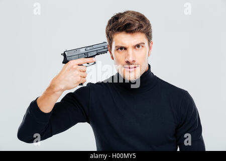 Porträt von Ernst junger Mann Nimm Waffe zum Tempel Stockfoto
