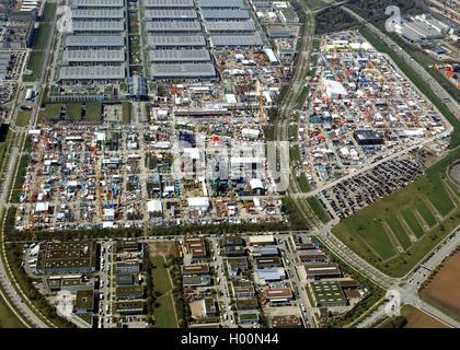 Die BAUMA, Internationale Fachmesse für Baumaschinen, Baustoffmaschinen, Bergbaumaschinen, Baufahrzeuge und Baugeräte in Munic-Riem, 13.04.2016, Luftaufnahme, Deutschland, Bayern, Muenchen Stockfoto