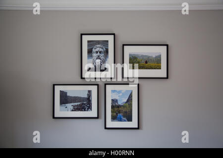 Cluster-Anordnung Satz von vier Bild-Fotos in Frames auf modernes Haus Innenwand Stockfoto