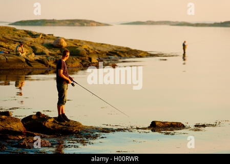 Marstrand, Schweden - 8. September 2016: Dokumentation der Freizeit Küstenfischerei in der Abend-Sonne. Wasser ist ruhig und wi Stockfoto