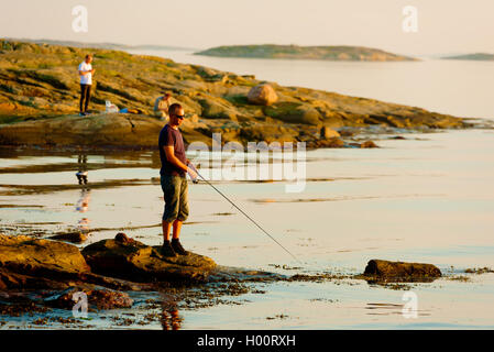 Marstrand, Schweden - 8. September 2016: Dokumentation der Freizeit Küstenfischerei in der Abend-Sonne. Wasser ist ruhig und wi Stockfoto