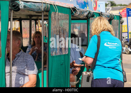 Beifahrer Zahlen auf Land Zug betriebenen Borough Council auf der Strandpromenade fahren. Bournemouth-Dorset-England-UK-Großbritannien Stockfoto