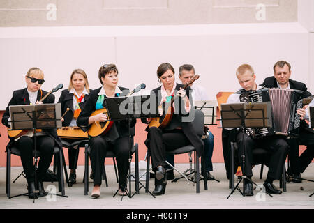 Gomel, Weißrussland - 12. September 2015: Menschen aus Stadt String Band Orchester Musizieren auf Straße Stockfoto