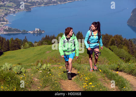 Zwei Wanderer auf einem Pfad La Tournette, der See von Annecy im Hintergrund zu montieren, Frankreich, Savoie, Haute Savoie, Annecy Stockfoto
