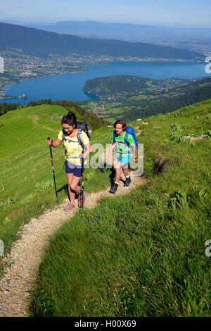 Zwei Wanderer auf einem Pfad La Tournette, der See von Annecy im Hintergrund zu montieren, Frankreich, Savoie, Haute Savoie, Annecy Stockfoto