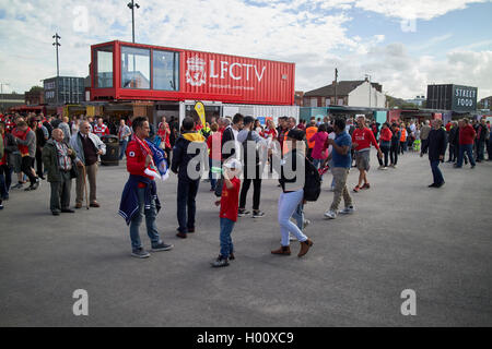 Fans in der neuen Fanzone Anfield Stadium Liverpool FC Liverpool Merseyside UK Stockfoto