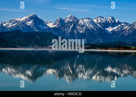 Tannheimer Berge spiegeln in den Forggensee, Deutschland, Bayern, Allgäu. Stockfoto