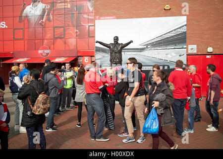 Fans bei der Bill Shankley Statue Anfield Stadium Liverpool FC Liverpool Merseyside UK Stockfoto