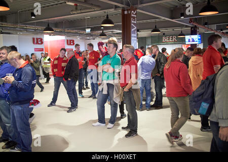 Genießen Sie einen Pint vor dem Spiel in der neuen Haupttribüne Anfield Stadium Liverpool FC Liverpool Merseyside UK Fans Stockfoto