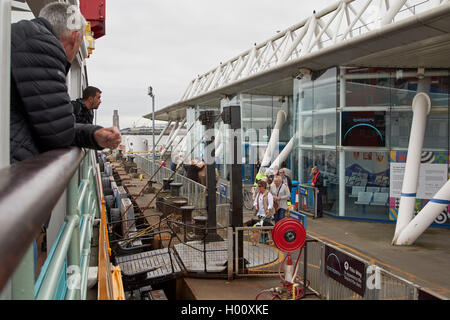 Fluggästen Mersey Fähren Fähre an Seacombe terminal Liverpool Merseyside UK Stockfoto