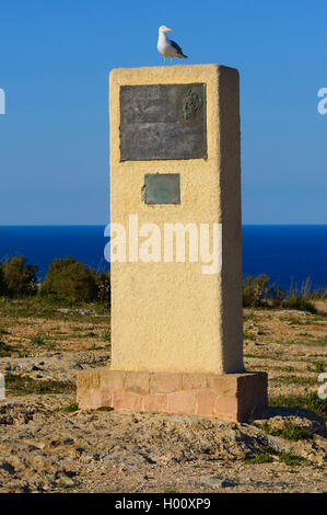 Möwe auf dem Denkmal von Jules Verne am Kap Formenteras, Spanien, Balearen, Formentera, El Pilar de la Mola Stockfoto