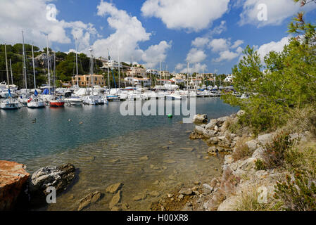 Yachthafen von Port d'Addai von Illa de Ses Mones, Spanien, Balearen, Menorca, Illa de Ses Mones gesehen Stockfoto