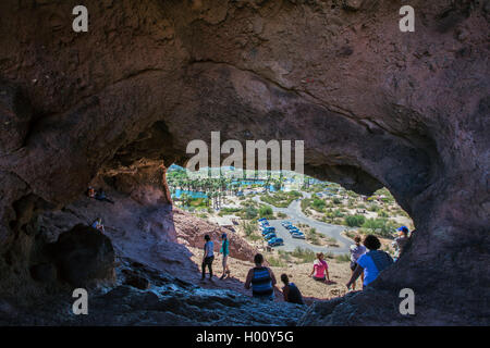 Hole-in-the-Rock, Höhle in rotem Sandstein, Blick durch die Höhle im Park, USA, Arizona, Papago Park, Phoenix Stockfoto