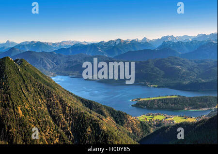 Blick vom Heimgarten über den Walchensee mit dem Karwendelgebirge im Hintergrund, Deutschland, Bayern, Oberbayern, Oberbayern, Kocheler Berge Stockfoto