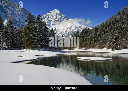 Winter Landschaft und Bergwelt am Plansee mit Blick auf dem Taneller, Österreich, Tirol Stockfoto