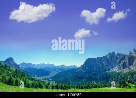 Blick über Corvara in Badia (rechts) auf die Erweiterungen der Sella Gruppe mit den Dolomiten im Hintergrund, Italien, Südtirol, Groedner Joch Stockfoto