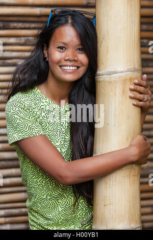 Porträt von schöne langhaarige asiatische Frau mit Sonnenbrille. Stockfoto