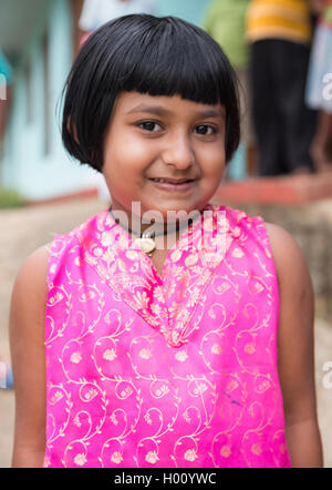 ELLA, SRI LANKA - 2. März 2014: Porträt von kleinen lokalen Mädchen in traditionellen oben. Ella ist berühmt für die Teeplantagen und st Stockfoto