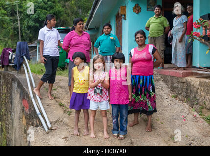 ELLA, SRI LANKA - 2. März 2014: kleine blonde Mädchen posiert mit Einheimischen. Ella ist berühmt für die Teeplantagen und herrliche Aussicht Stockfoto