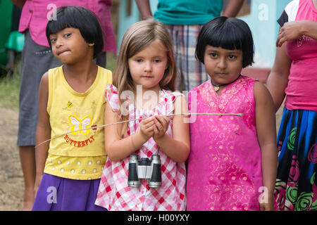 ELLA, SRI LANKA - 2. März 2014: kleine blonde Mädchen posiert mit zwei Mädchen. Ella ist berühmt für die Teeplantagen und Betäubung Stockfoto