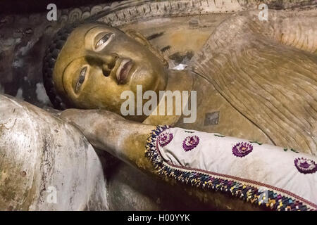 DAMBULLA, SRI LANKA - 27. Februar 2014: große goldene Buddha-Statue in Dambulla Höhle Tempel auch bekannt als Golden Temple. Ich Stockfoto