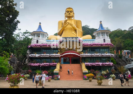 DAMBULLA, SRI LANKA - 27. Februar 2014: Touristen vor Dambulla Höhle Tempel auch bekannt als Golden Temple. Es ist der Lar Stockfoto