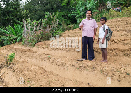 ELLA, SRI LANKA - 2. März 2014: Bauern und seinen Sohn stehen auf Tee-Plantage. Ella ist berühmt für die Teeplantagen und st Stockfoto