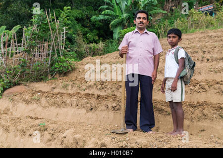 ELLA, SRI LANKA - 2. März 2014: Bauern und seinen Sohn stehen auf Tee-Plantage. Ella ist berühmt für die Teeplantagen und st Stockfoto