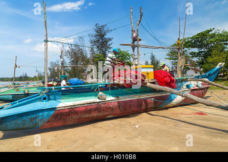 WELIGAMA, SRI LANKA - 7. März 2014: Fischer Vorbereitung Fischernetz auf einem Boot. Tourismus und die Fischerei sind zwei Hauptgeschäft in thi Stockfoto