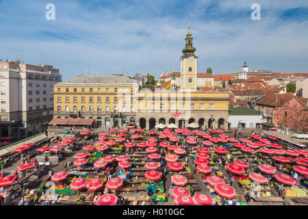 ZAGREB, Kroatien - 8. April 2014: Luftaufnahme des Dolac Markt abgedeckt mit Sonnenschirmen und frisches Obst und Gemüse in Zagreb, Cr Stockfoto