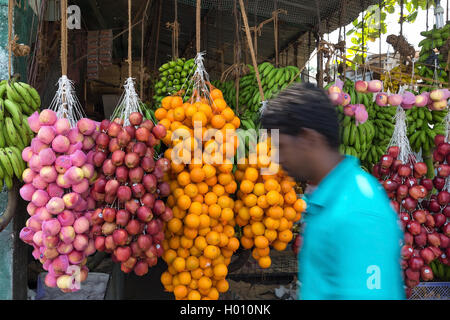 HIKKADUWA, SRI LANKA - 22. Februar 2014: lokale Mann Straße Obststand vorbei. Bekanntesten sind steht am Sonntagsmarkt. Stockfoto