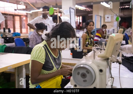COLOMBO, SRI LANKA - 12. März 2014: einheimische Frauen arbeiten an der Nähmaschine in der Bekleidungsindustrie. Die Herstellung und Ausfuhr von te Stockfoto